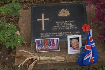 tumba con foto cementerio de guerra de Kanchanaburi