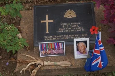 tumba con foto cementerio de guerra de Kanchanaburi