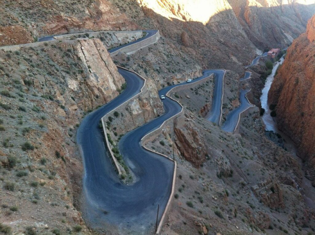 famosa carretera serpenteante de las gargantas del Dades