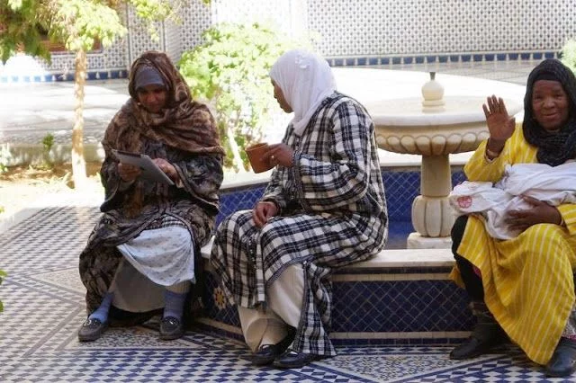 mujeres con Ipad dentro del mausoleo alauí