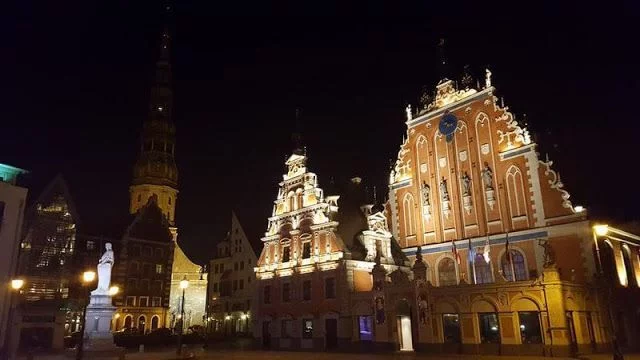 plaza ayuntamiento Riga de noche con campanario de San Pedro al fondo Plaza Rätslaukumssta o ayuntamiento de Riga