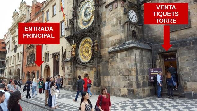 entrada ayuntamiento junto al Reloj Astronómico de Praga
