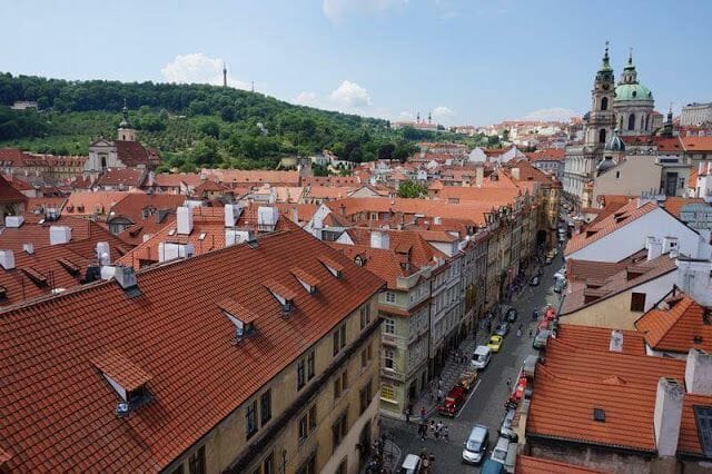 Torre del Puente de Malá Strana de Praga San Nicolás u torre de Petrin desde Torre del Puente de Malá Strana
