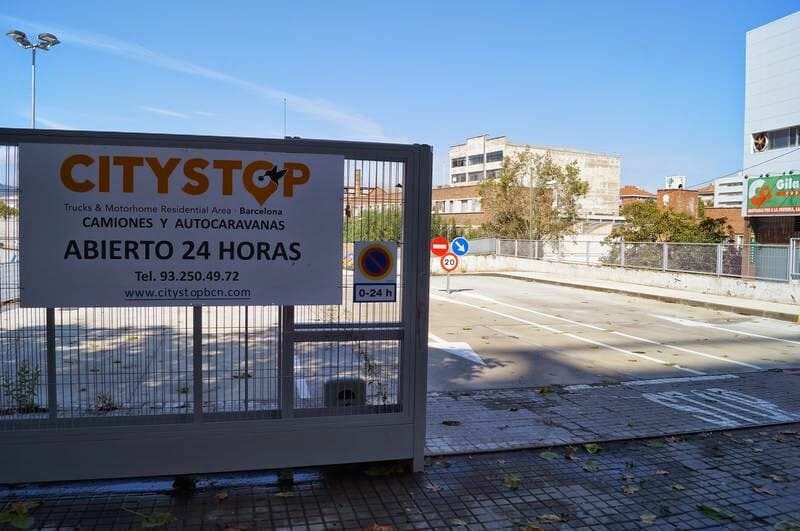 entrada del parking de autocaravanas de Barcelona