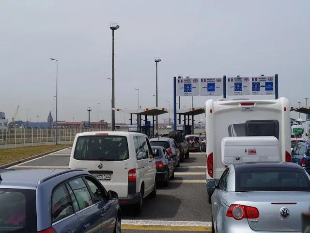 frontera y pasaportes ferry Calais a Dover, paso canal de la Mancha