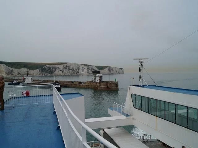 llegando a Dover ferry Calais a Dover, paso canal de la Mancha