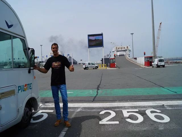 en la cola para subir al ferry ferry Calais a Dover, paso canal de la Mancha