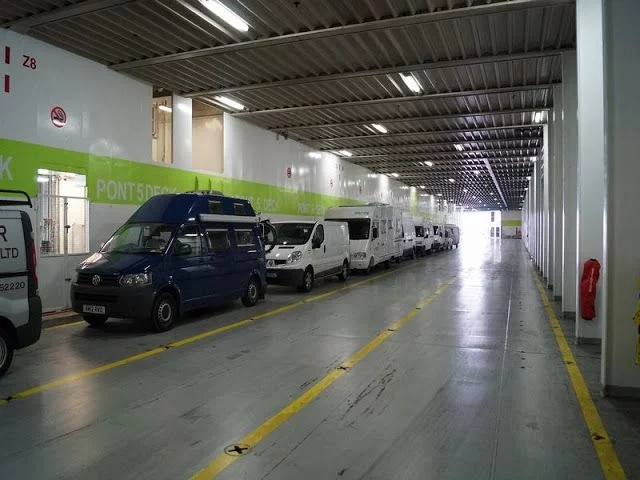 bodega del barco ferry Calais a Dover, paso canal de la Mancha