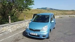 coche en catedral de Svetitskhoveli