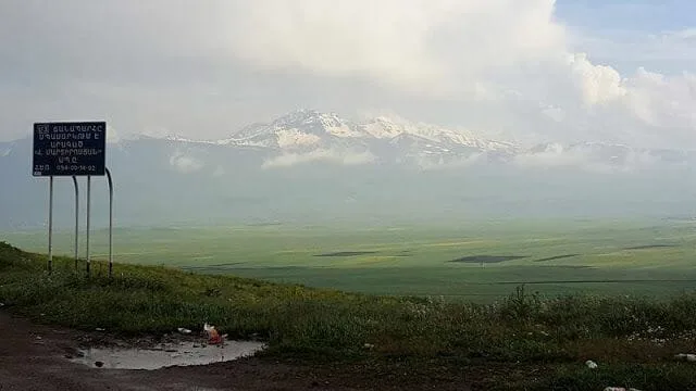 monte Aragats en el camino para ir de Tiflis a Ereván