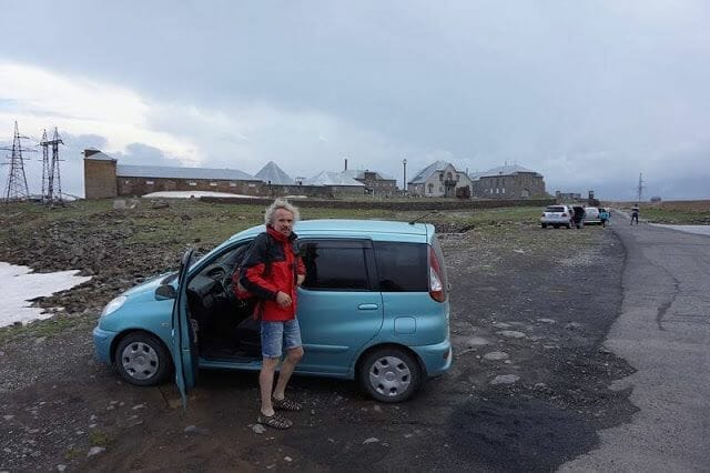 monte Aragats en el camino para ir de Tiflis a Ereván en coche