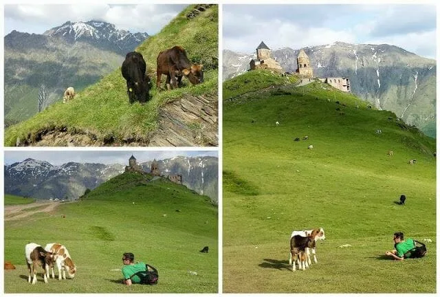 monasterio de la Trinidad Gergeti junto al monte kazbek