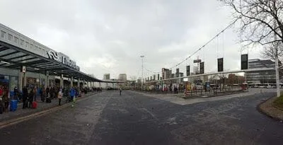 paradas de autobuses frente a estación de tren de Eindhoven