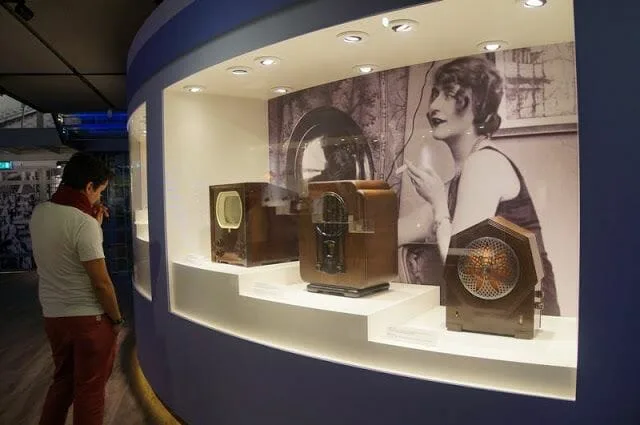 Exposiciones de radios y televisiones antiguos de Philips
