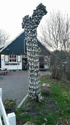 zuecos en marken fin del tour de Zaanse Schans Edam Volendam y Marken