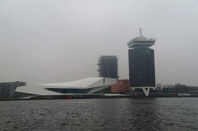 EYE Film Institute junto a torre Adam