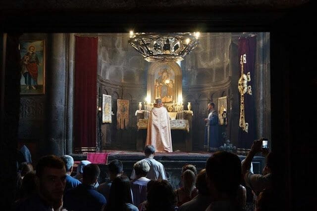 misa en el monasterio geghard