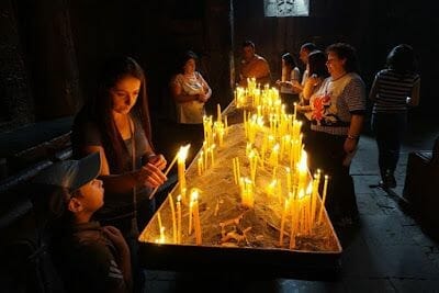 velas monasterio geghard
