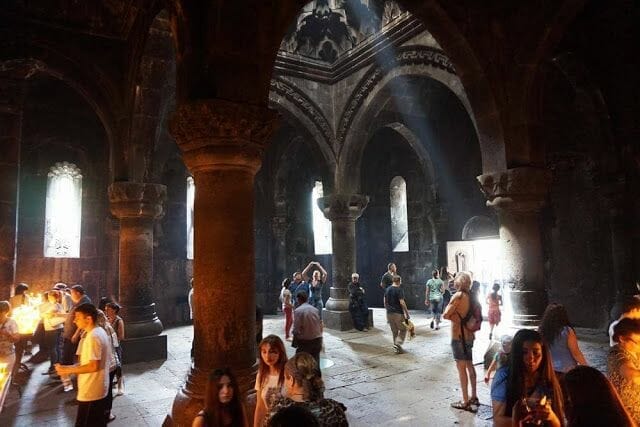 interior monasterio geghard
