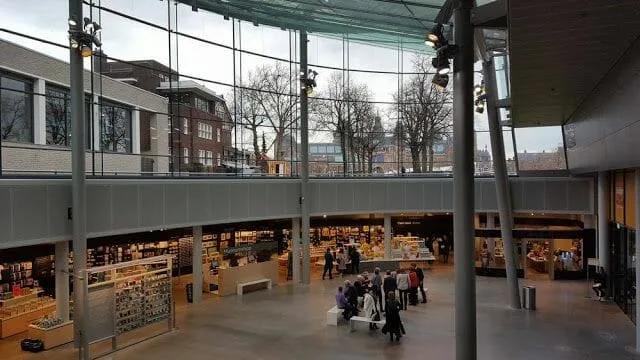  Entrada del museo Van Gogh (podéis ver el Rijksmuseumal fondo)