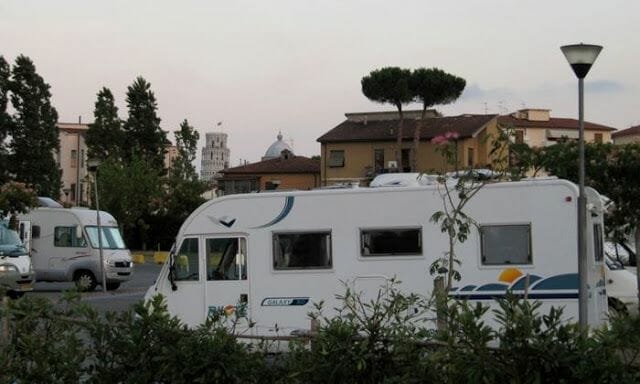 parking autocaravana pisa italia
