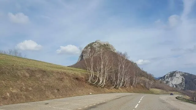 castillo de Montsegur en lo alto de la montaña