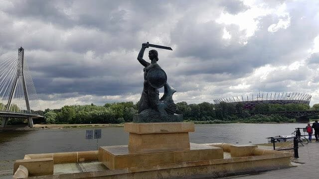 sirenita de Varsovia en el río Vistula