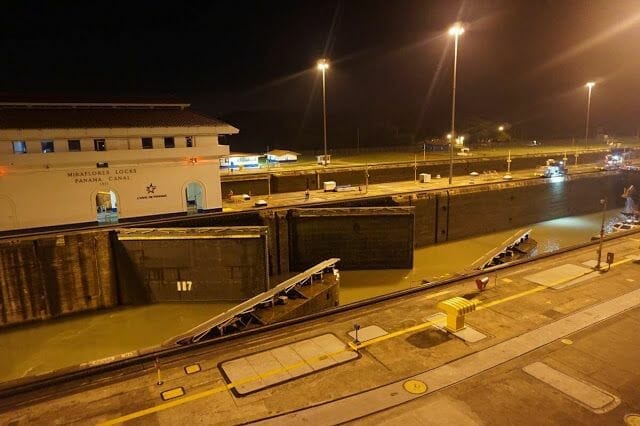 exclusas de Miraflores de noche
