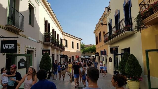 calles de la Roca Village Barcelona outlet