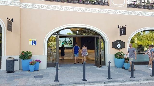 punto información la Roca Village Barcelona outlet