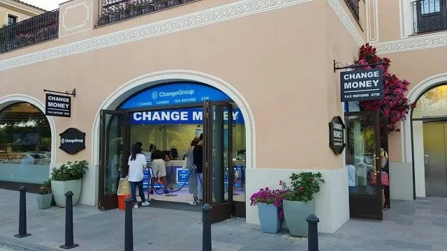 cambio de divisas la Roca Village Barcelona outlet