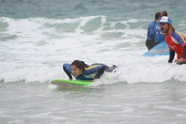 mujer surf