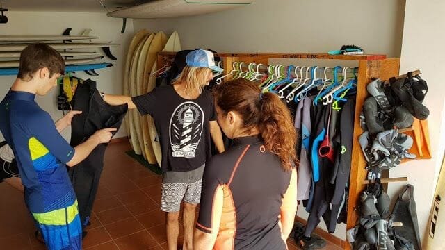 hacer surf en Fuerteventura