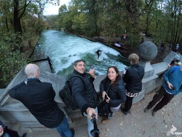 Surf en el Eisbach qué ver en Múnich en 2 días