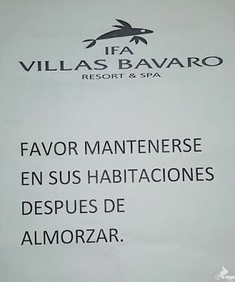 letrero instrucciones huracan en resort