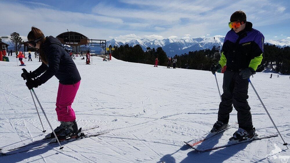 principiantes esquiando