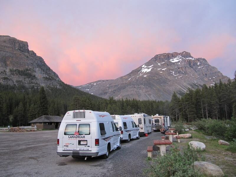 autocaravanas aparcadas en las rocosas del canada