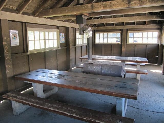 mesas y bancos de picnic cubiertos en camping mosquito creek