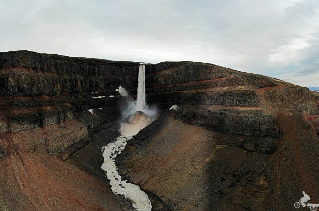 cascada hengifoss desde el aire