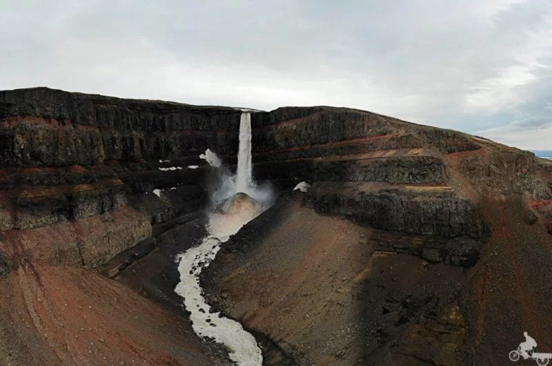 cascada hengifoss desde el aire