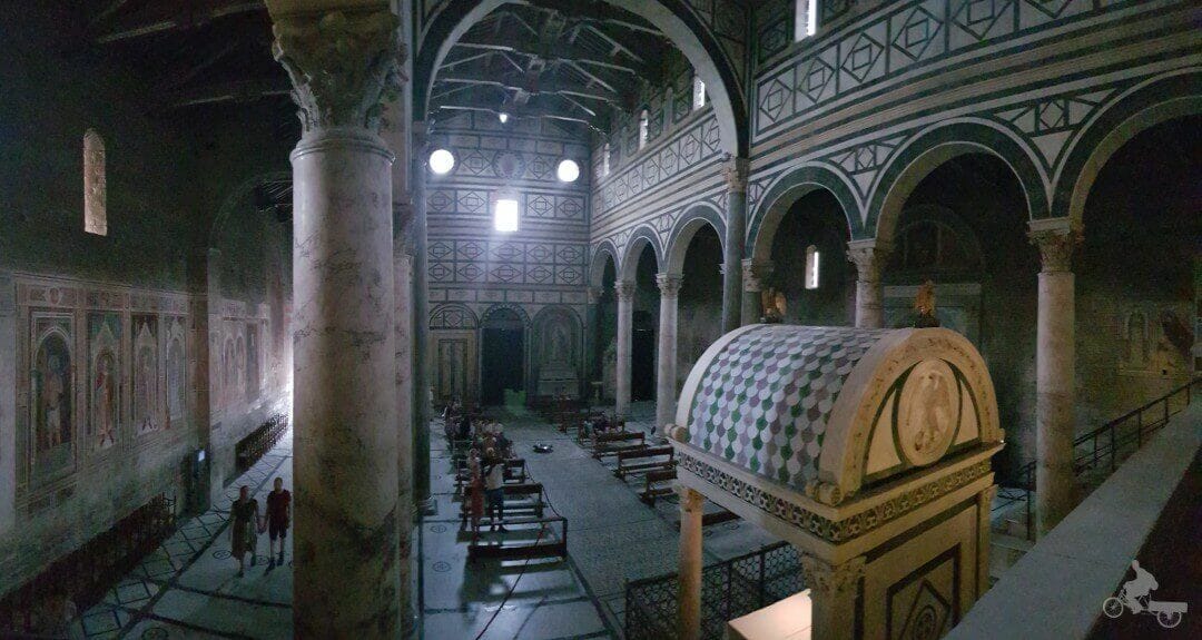 interior de la basílica de san miniato en florencia
