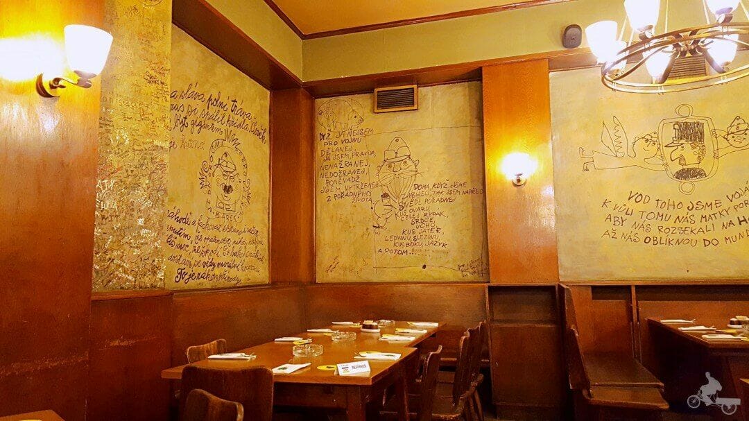 Paredes firmadas, cervecería U Kalicha