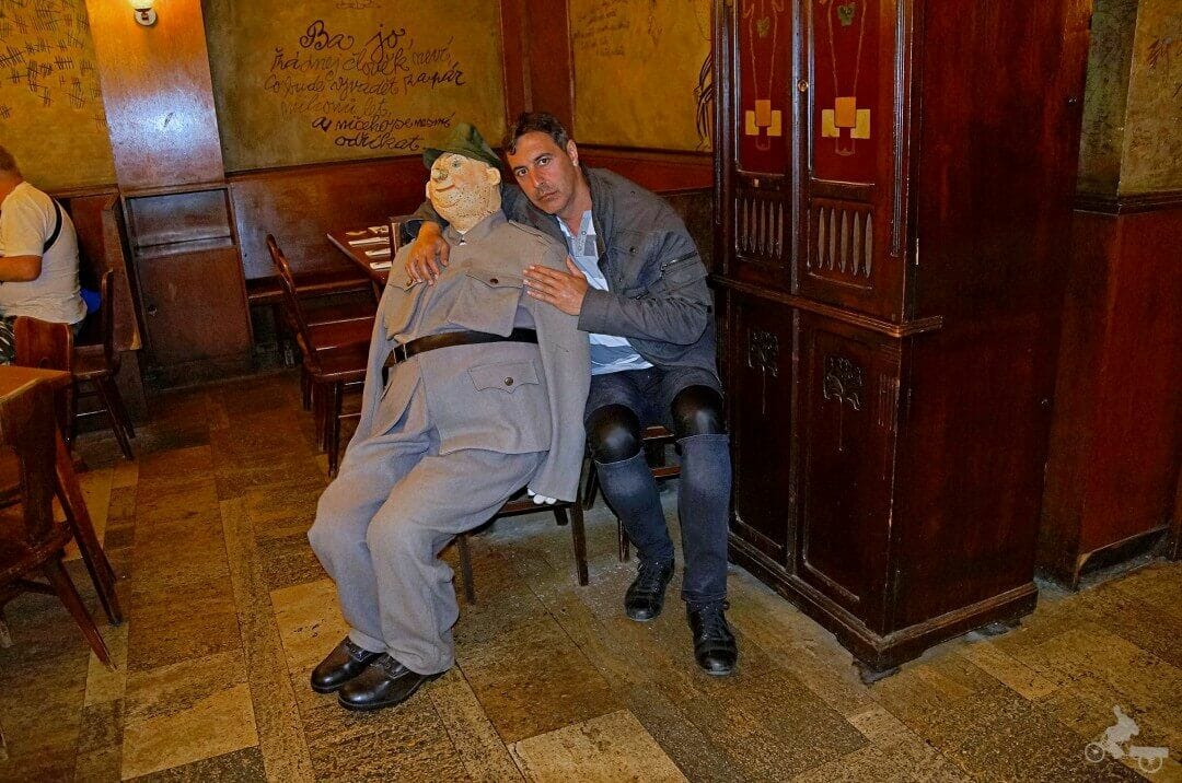 soldado svejk en la cerveceria u kalicha de praga