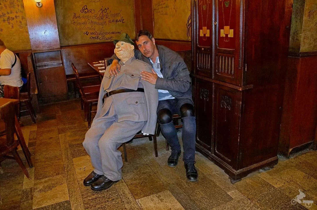 soldado svejk en la cerveceria u kalicha de praga