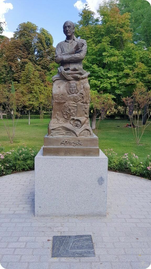 estatua mingote parque del retiro