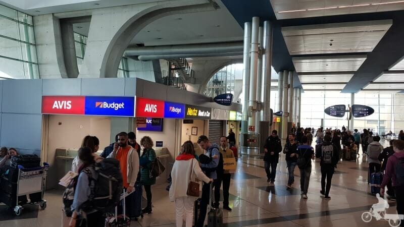 Mostradores alquiler de coches en el aeropuerto de Oporto