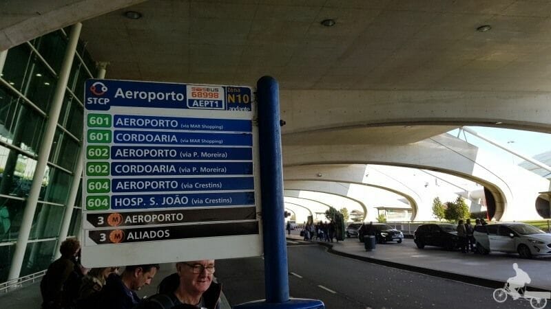 Parada Bus Público en el Aeropuerto de Oporto.