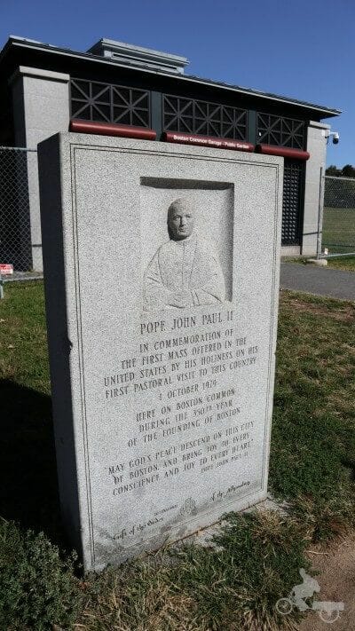 placa conmemorativa Juan pablo II en common park
