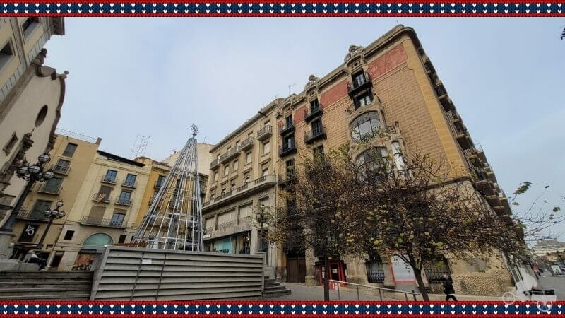 Árbol frente a la iglesia de Sant Pere