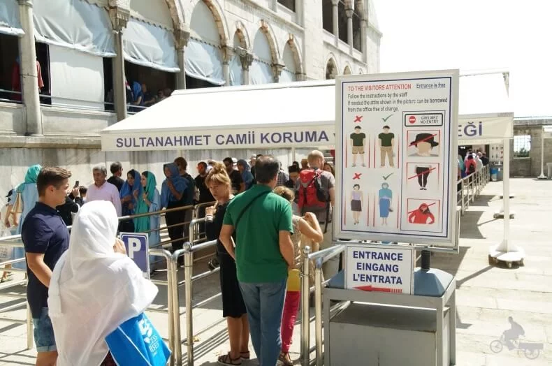 Entrada a la mezquita Azul de Estambul